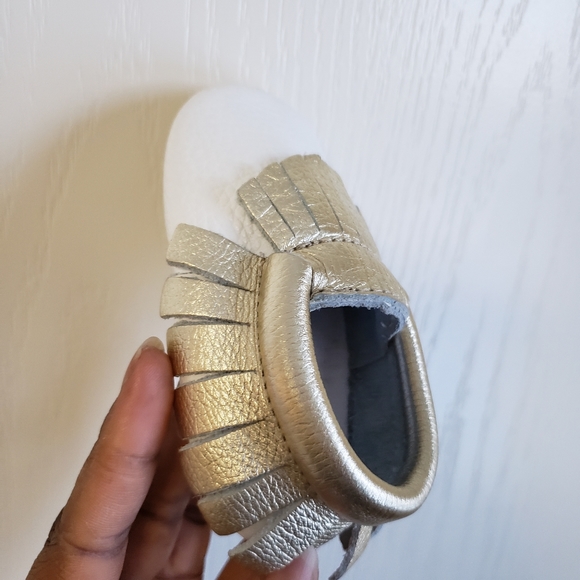 Bebila white baby moccasins with gold bow tassel - Picture 11 of 13